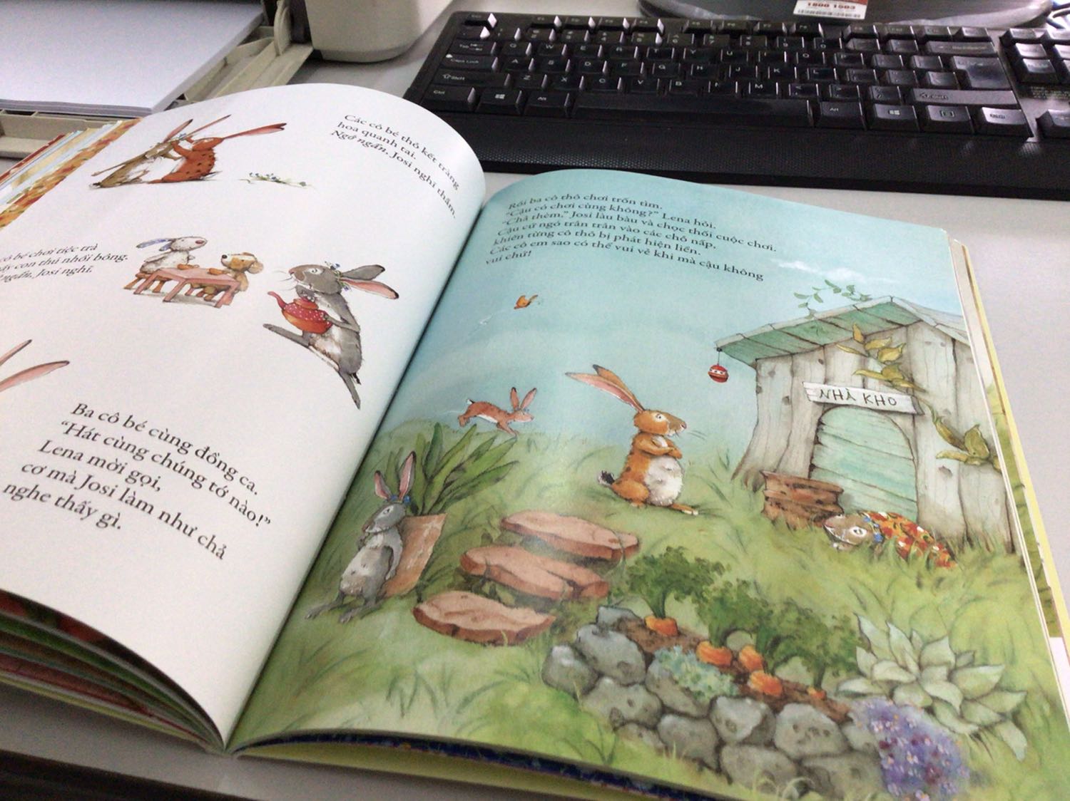 Cuốn sách hay tuyệt vời. Chất lượng giấy cũng tốt. Sách gồm 2 câu chuyển nhỏ xoay quanh nhân vật bé thỏ với mẹ và hai em gái. Câu chuyện nhẹ nhàng, tình cảm. Bé rất thích.