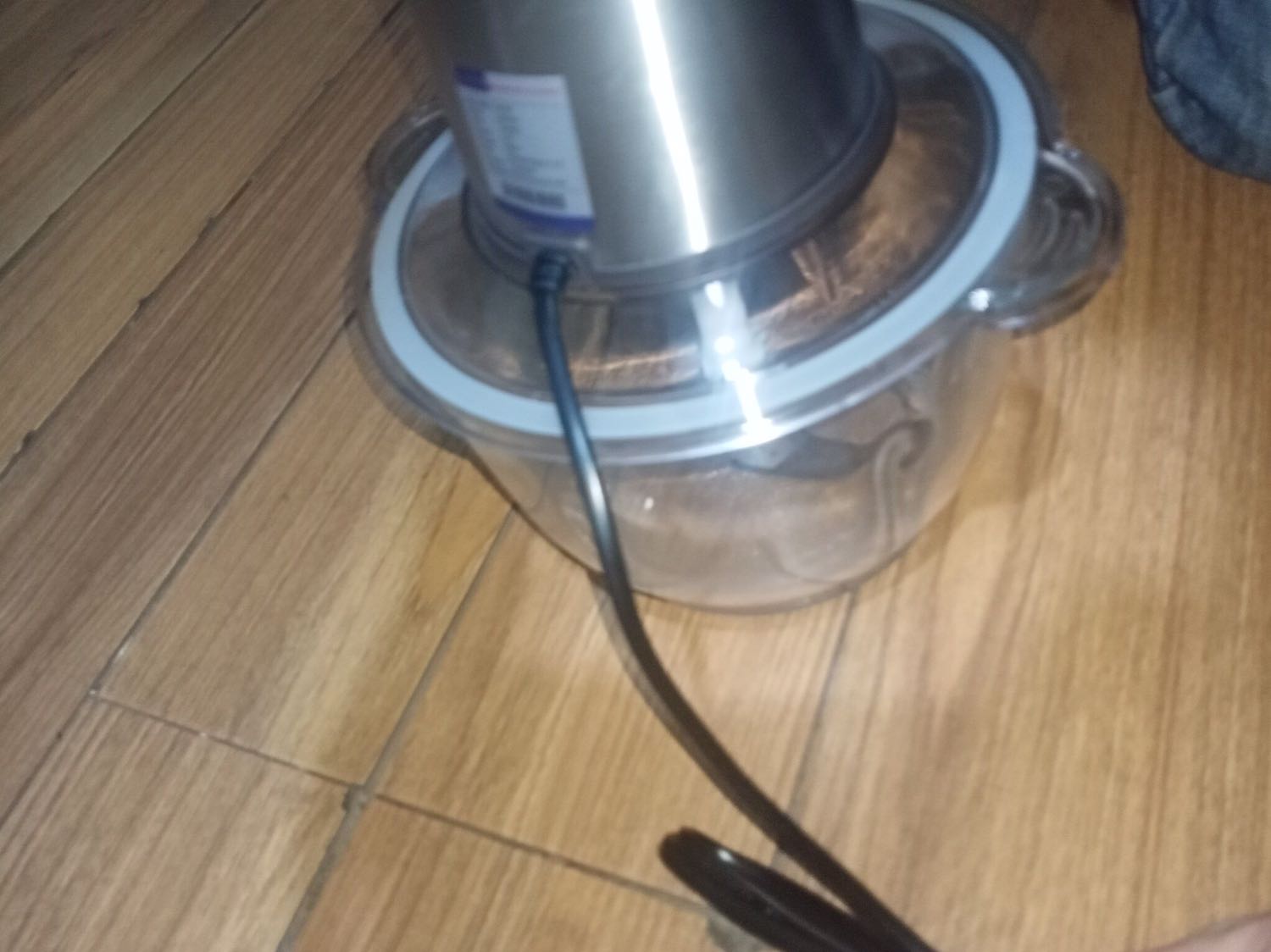 Giao hành nhanh, ở xa nhưng nhận hàng nguyên vẹn ko 1 vết xước. Cối thuỷ tinh rất dày chắc chắn, lưỡi dao được bọc lớp bảo vệ an toàn tránh bị đứt tay, xay khá là êm ko kêu è è như mấy cái máy trc m dùng