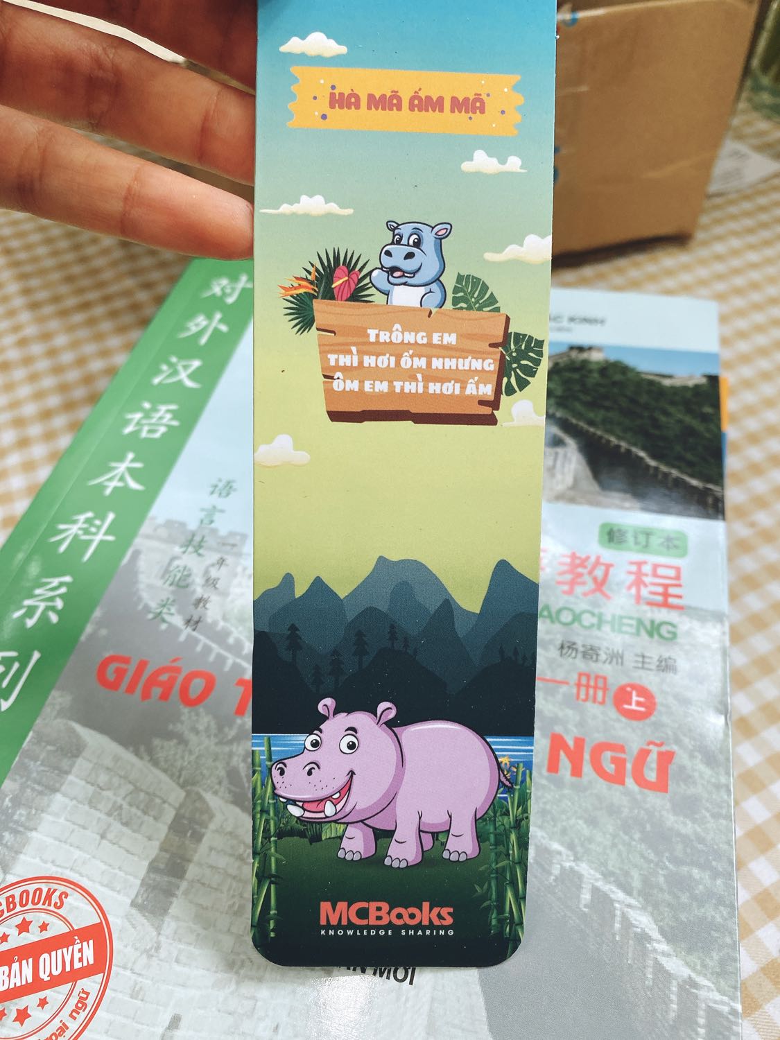 Hôm nay mình vừa mua xong bộ 6 quyển Hán Ngữ. Bữa giờ mình tự học quyển 1 không có sách. Nay lên quyển 2 thấy bài dài và khó hơn nên quyết tâm mua xem như quà sinh nhật. Mình đặt lúc gần 9h sáng thì 2h chiều mình nhận được sách. Thích lắm mọi người ạ. Có chiếc bookmark hà mã dễ thương xỉu luôn. Sách đẹp, giấy khá là tốt đó. Bên trong 6 quyển sách đựng trong một cái bọc kiếng có lót giấy cho êm. Cái hộp hơi móp méo xíu xiu nhưng không ảnh hưởng đến sách nhé. Với giá như vầy thì xứng đáng để mua một bộ nhé mọi người. Anh giao hàng cũng tận tình dễ thương nữa.