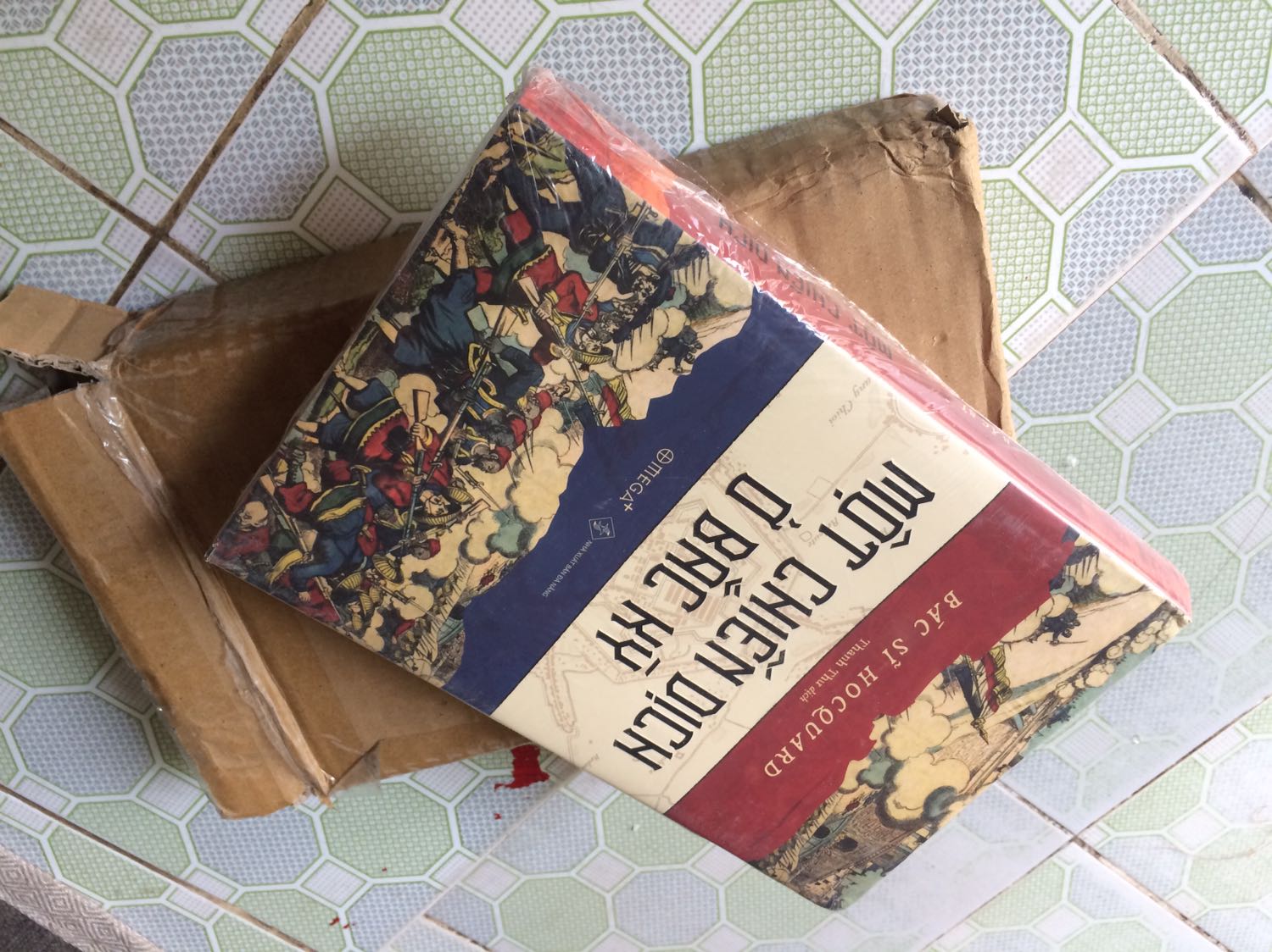 Khi hỏi shop có nói là sẽ đóng gói cẩn thận với bao bong bóng nhưng khi nhận hàng thì không có Mà chỉ là đóng gói bằng hộp carton mỏng điều này rất dễ bị cấn móp cạnh sách khi vận chuyển Rất may là sách mình bị cấn cạnh ít nên cũng chấp nhận được Nhưng điều này làm mình phân vân khi mua lần sau