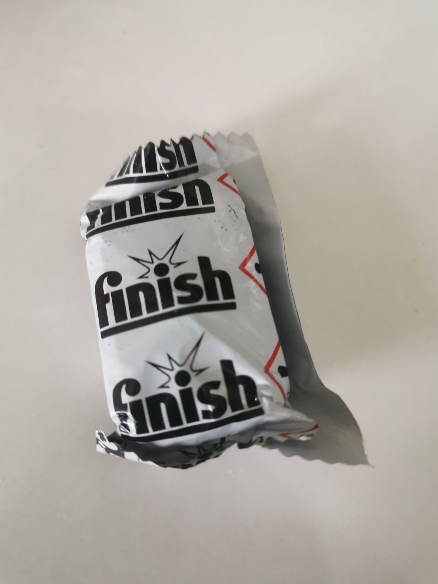 Viên rửa bát có bao không tự tan, phải xé mỗi khi sd, khá bất tiện