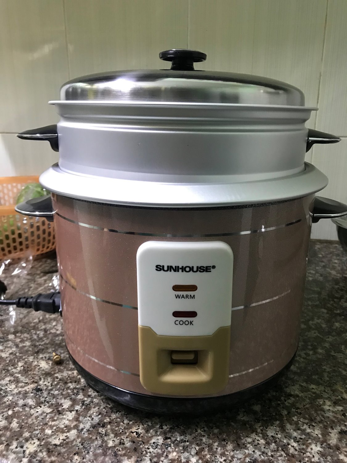 Nồi cơm to, chắc chắn, có nồi hấp khá tiện lợi, có phiếu bảo hành đầy đủ. Ban đầu sử dụng hơi có mùi nhựa nhưng nấu 2, 3 lần là hết.