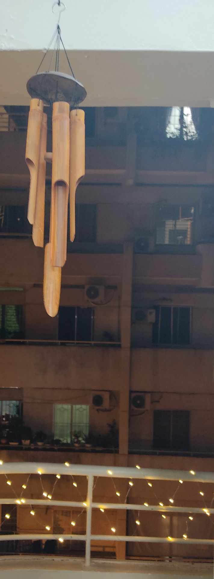 Mẫu mã như mô tả (hơi to), nhìn tương đối đẹp, nhưng lại rất ít khi nghe tiếng chuông dù mình treo ngoài ban công. Nên cân nhắc trước khi mua hàng. Bạn nào muốn trang trí thì sp ok, còn bạn nào muốn nghe tiếng chuông thì mình khuyên không nên mua.