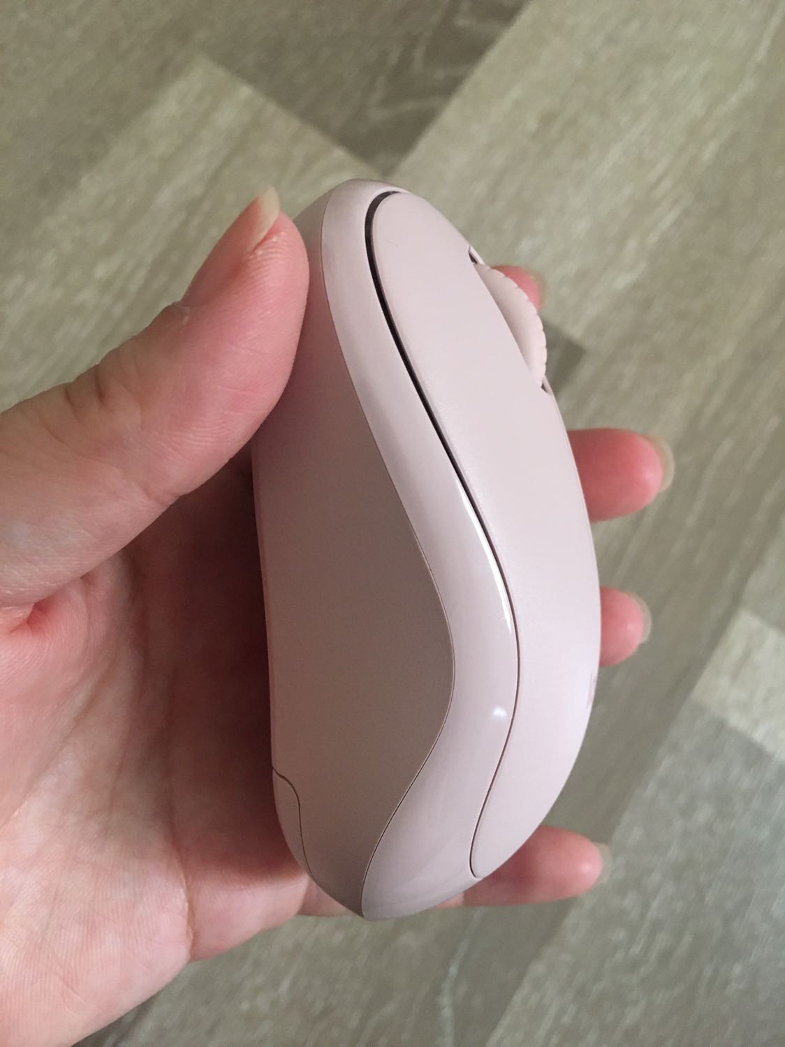 Giao nhanh 2h! Mẫu cưng lắm luôn lúc mua cũng lo lắng nhưng nhận được hàng rồi thì yên tâm và vui lắm. Lần đầu mua dòng chuột này, đóng gói kĩ lắm, shipper thân thiện. Cảm ơn NGUYENVUSTORE và TIKI.