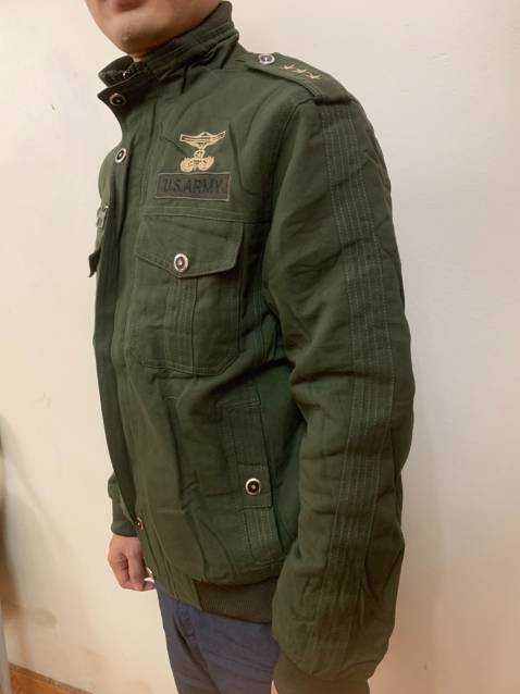 Áo khoác lót lông màu sắc và kiểu dáng đẹp. Vải khá tốt, chất lông mềm mịn. Shop đóng gói cẩn thận, giao hàng nhanh.