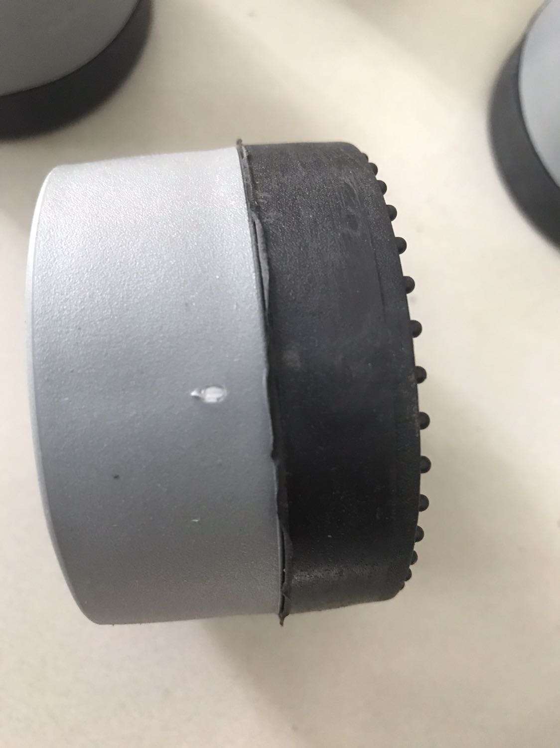 Nhìn hơi cũ. Nhưng vẫn ủng hộ hàng Việt. Mong là những sp giao cho các bạn khác sẽ không bị cũ như thế này.