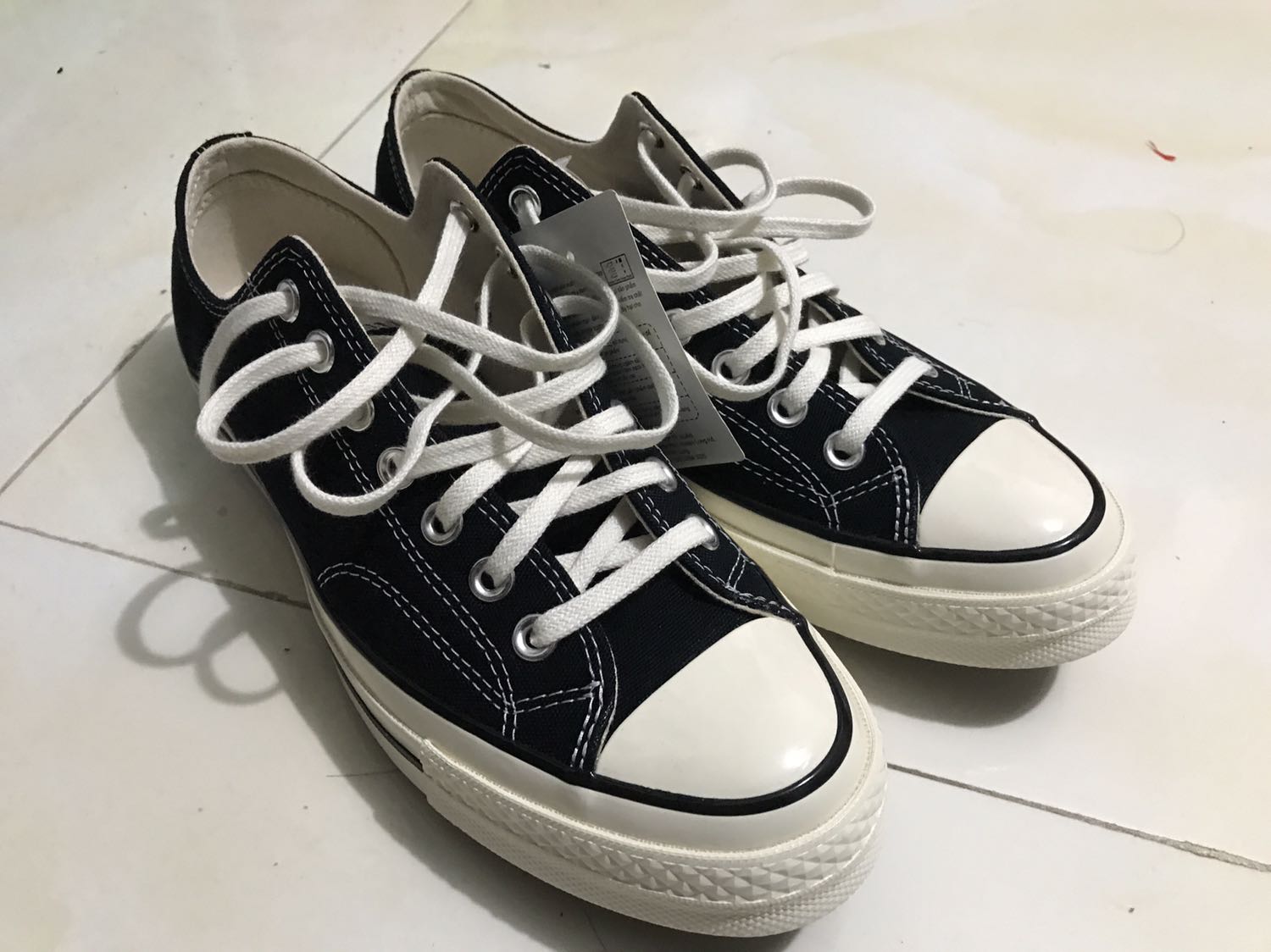 Thực sự thì mình không biết đây là giày real hay fake các bạn ạ, mình mua của Sneaker Buzz. Mình k phải dân chuyên nên khi check mình có so sánh trên mạng nữa, dưới dây là một số điểm khiến mình hoài nghi về đôi giày:
1. Màu sắc: mình có đính kèm 1 cái ảnh mình lấy trên mạng (2 đôi cao cổ), chiếc màu ngả vàng là fake còn trắng là real, đôi mình nó ngả vàng.
2. Miếng lót giày: miếng lót giày (k phải lưỡi gà) của mình khi lật lên thì nó chả có chữ mã gì hết, thường thì hàng real sẽ có.
3. Hộp giày: tem hộp k có hình sản phẩm, mình định trả hàng k nhận nhưng mà điều dưới làm mình quyết định lấy.
Bỏ qua 3 cái nhìn nhận trên thì một điều làm mình thắc mắc *** k biết đây là real hay fake vì đường may, đường gọt gần như hoàn hảo mấy bạn ạ, không một nét thừa. Đây là lí do mình quyết định trả tiền rồi nhận hàng. Mình tự hỏi nếu mình mua phải hàng fake thì công nghệ làm giả bây giờ đỉnh cao vậy sao?
À còn một cái là tem trên lưỡi gà nhìn khác với tem chuẩn, mình k biết họ có đổi tem hay k, nhưng tem in rất chắc.
Hi vọng bên SNEAKER BUZZ hay anh chị em bạn nào rành giải đáp giúp mình. Mua có mã giảm 600k mà sao thấy giống như hớ hơn là hời.