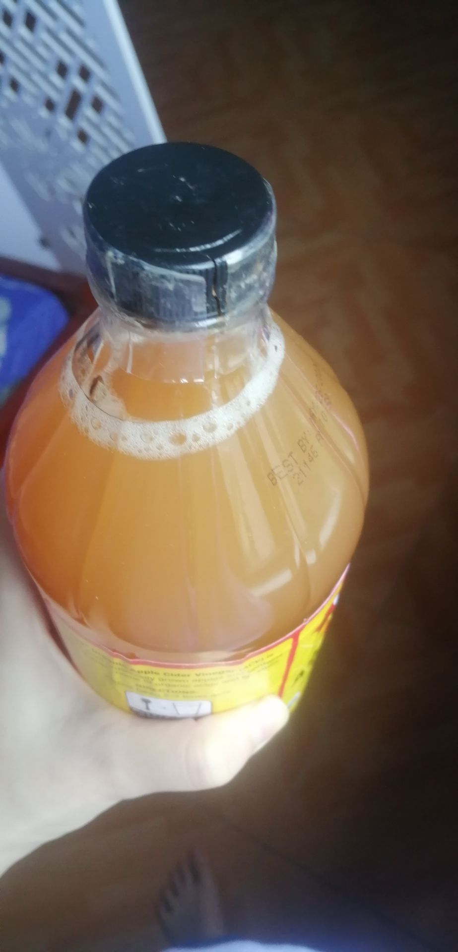 Hơi chán vì hàng bị bể. Thấy đóng gói kĩ lưỡng, túi chống sốc bao quanh chai trông khá an toàn. Cơ mà chả hiểu sao nắp chai có dấu hiệu bể và màng ni lông bọc quanh chai đã bị bóc (như ảnh). Hạn sử dụng thì 2026 mới hết hạn nhưng ko biết bị mở nắp như này thì để đc bao lâu @@