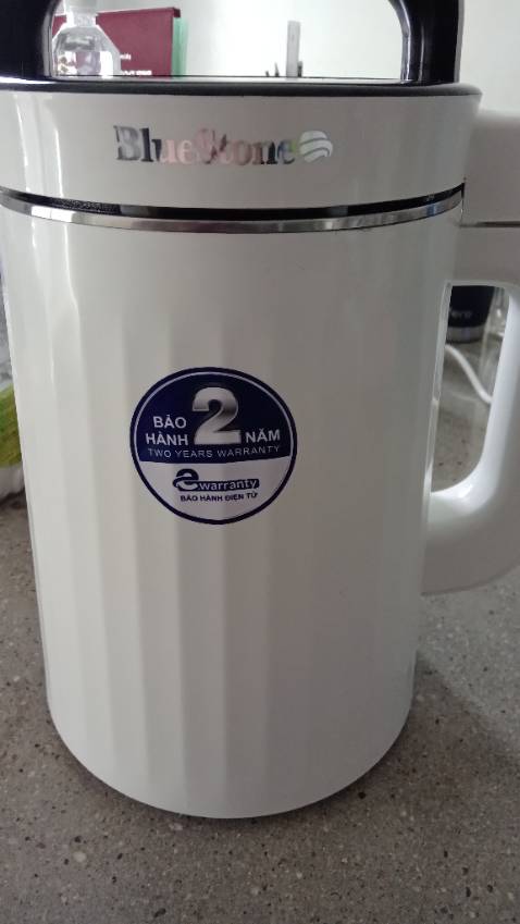 Không đậy kín nắp đc dù không cho gì bên trong. Lựa kiểu gì cũng không kín. 
Thử vài loại sữa hạt và đậu nành thì lọc đều có nhiều bã. 
Làm loại nào cũng nên ngâm vài tiếng để máy chạy đỡ ồn hơn và làm xong nhanh hơn.
Nặng tay, hơi cồng kềnh. Rửa phải cẩn thận không nước vào những chỗ điện hoặc cảm ứnh.
Muốn cho 3 sao.