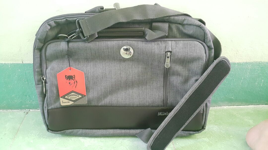 Hài lòng với sản phẩm. Cặp xách gọn, nhẹ, nhiều ngăn tiện dụng. Đựng gọn lattop 15.6 in. Chất liệu ok, đường may chắc chắn.
Tuy nhiên trên nhãn sản phẩm có ghi bảo hành 5 năm nhưng không thấy phiếu bảo hành trong sản phẩm???