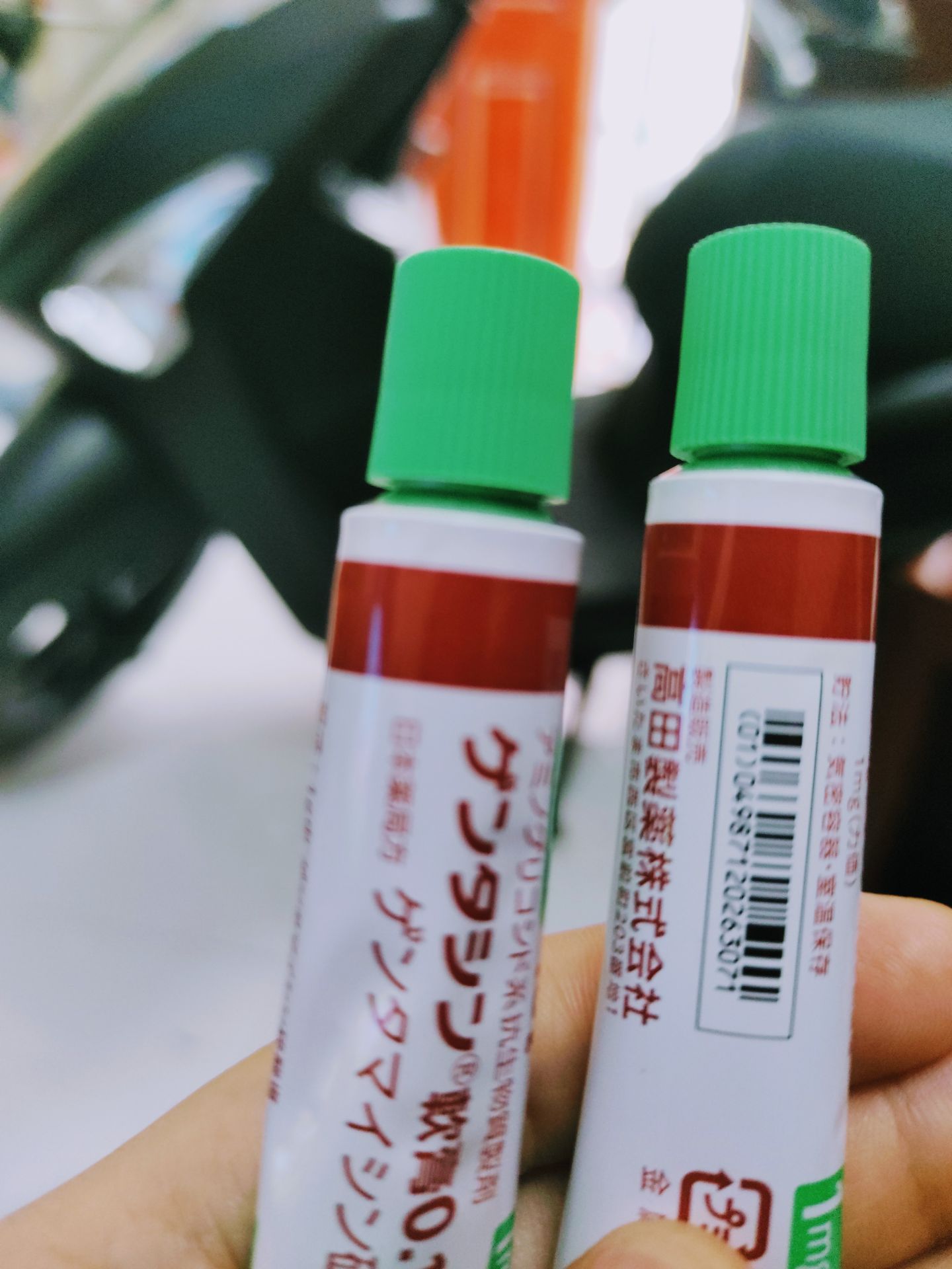 Mới dùng thử thấy Kem thấm nhanh, dịu nhẹ, ko bết dính. Giá tốt, đóng hàng cẩn thận, giao hàng nhanh. 4* vì Sản phẩm không có hộp hay nhãn phụ tiếng việt đi kèm.