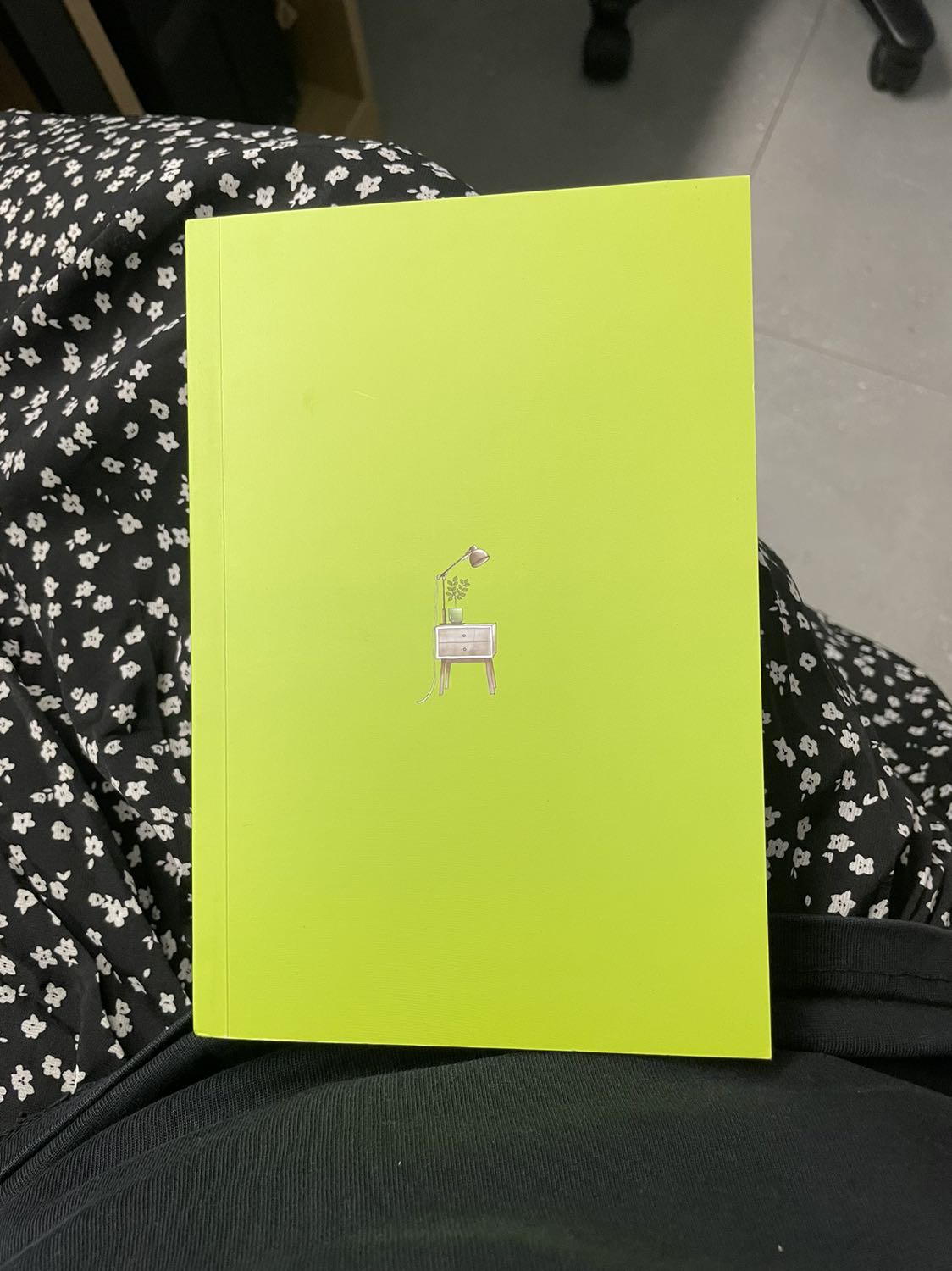 Tiki giao đỉnh thật sự, sáng đặt hàng chiều đã có hàng rồi ^^ là đứa mê nhà cửa nên cuốn sách này vừa thông báo cái mình đã quất ngay và luôn. Cảm quan đầu tiên về bìa sách là màu xanh lá khá bắt mắt với 2 phần, bìa ngoài thì là hình minh hoạ còn bìa trong có cái bàn nhỏ mà chụp lên ảnh xinh quá trời. Nội dung thì ngay lúc mở ra mình đã wow luôn vì toàn tranh vẽ cực tỉ mỉ và tâm huyết từ cái bàn để đâu, cái đèn trông thế nào hợp,... đọc rất dễ hiểu chứ không phải lý thuyết đâu nên áp dụng được nhiều lắm. Cuốn sách này mình nghĩ như cẩm nang cầm tay cho các bạn thích trang trí nhà cửa, chán chán lại lôi đồ ra xếp lại miễn theo bố cục trong sách là oke hehe ? cực rcm cho mn nhaaaa ???