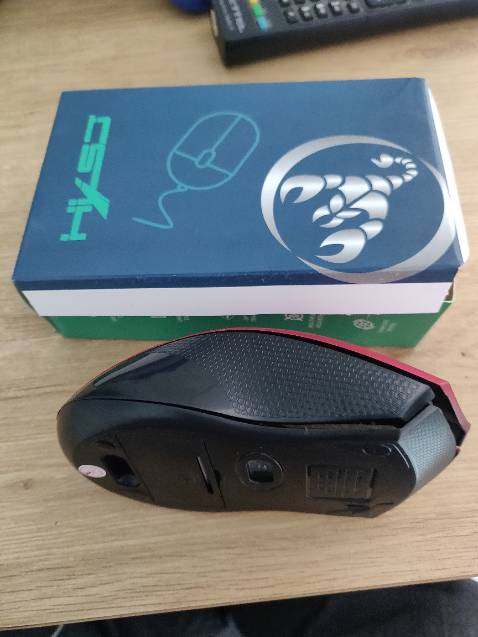 Chất lượng tệ hại, chuột nứt vỡ, không thể sử dụng.