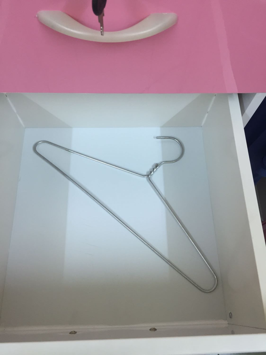 Shop giao hàng nhanh. Tủ có chiều cao vừa phải. Có bánh xe nhỏ tiện di chuyển nếu cần. Tủ mới nên có mùi nhựa và mùi keo dán khá nồng. Phải dùng giẻ ướt lau trong ngoài và mở cửa tủ, mở hộc. Hy vọng mấy hôm nữa hết mùi.