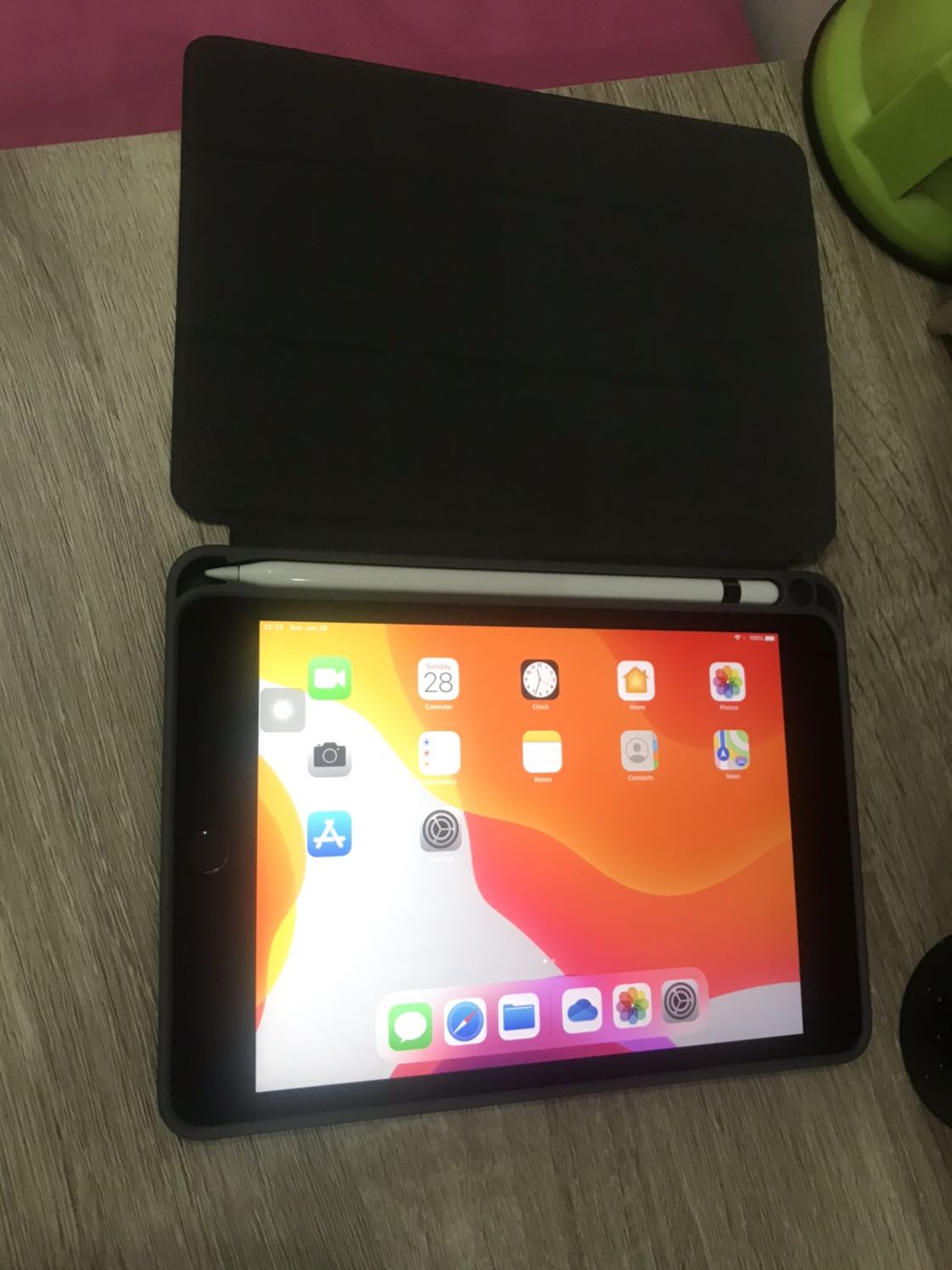 Hàng rất nuột nà, chắc chắn, các khe cắm đều khớp với ipad của mình, nút tắt nguồn và chỉnh âm bọc kín nhưng bấm k có khó khăn gì. Khe cắm bút vừa vặn, viền nhựa mềm dễ đặt bút vào nhưng úp ngược cũng k bị rơi ra.
Giá của tiki mềm hơn cửa hàng bên ngoài mà hàng có nhiều màu để chọn hơn. Case của mình nhận màu đỏ tưoi chứ k phải đỏ bầm như hình quảng cáo nhưng mình thấy đẹp.