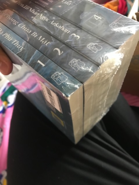 Vừa mới đặt hôm qua nay đã có. Mình đọc nhận xét của mọi người thấy đa phần là nói về cách đóng gói với trang sách bị dơ. Bản thân cũng hồi hộp vì sợ sẽ bị giống như vậy, vì mình mua để tặng nhưng may mắn là sách đc bọc kĩ với lót giấy. Tuy chỉ có hơi tróc phần góc lên 1 tí.
