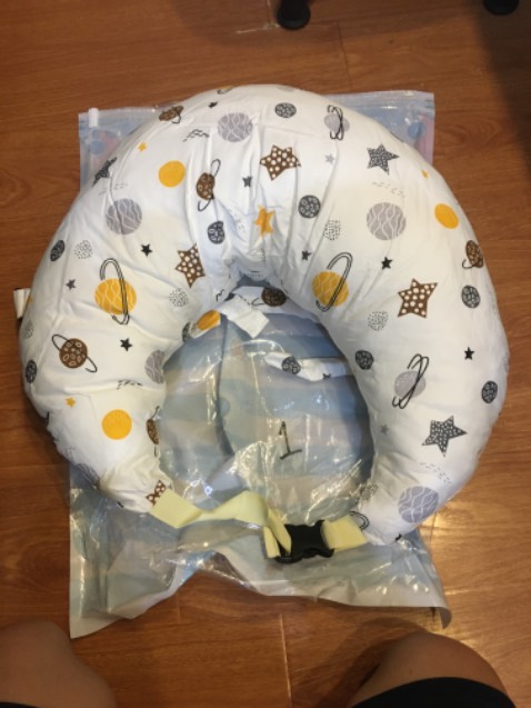 Đệm gối chống trào ngược có chất liệu vải cotton, bên trong có lớp lót có độ đàn hồi cao, có dây đai bảo vệ bé, có túi tiện ích để đồ. Mẹ có thể dùng để tựa thư giãn