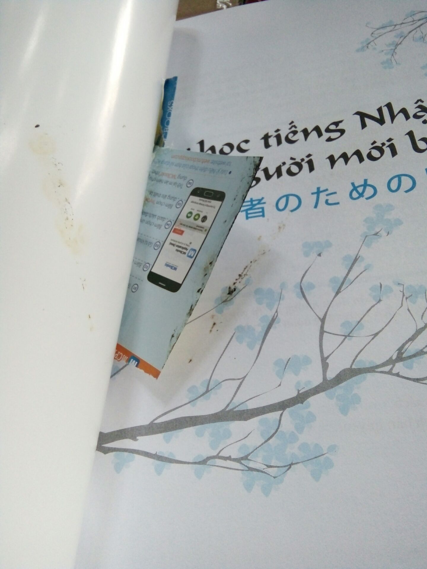 sách bị bẩn mong được đổi sách khác. Tải app MCBooks nhưng không quét mã QR được thì phải học kiểu gì đây.