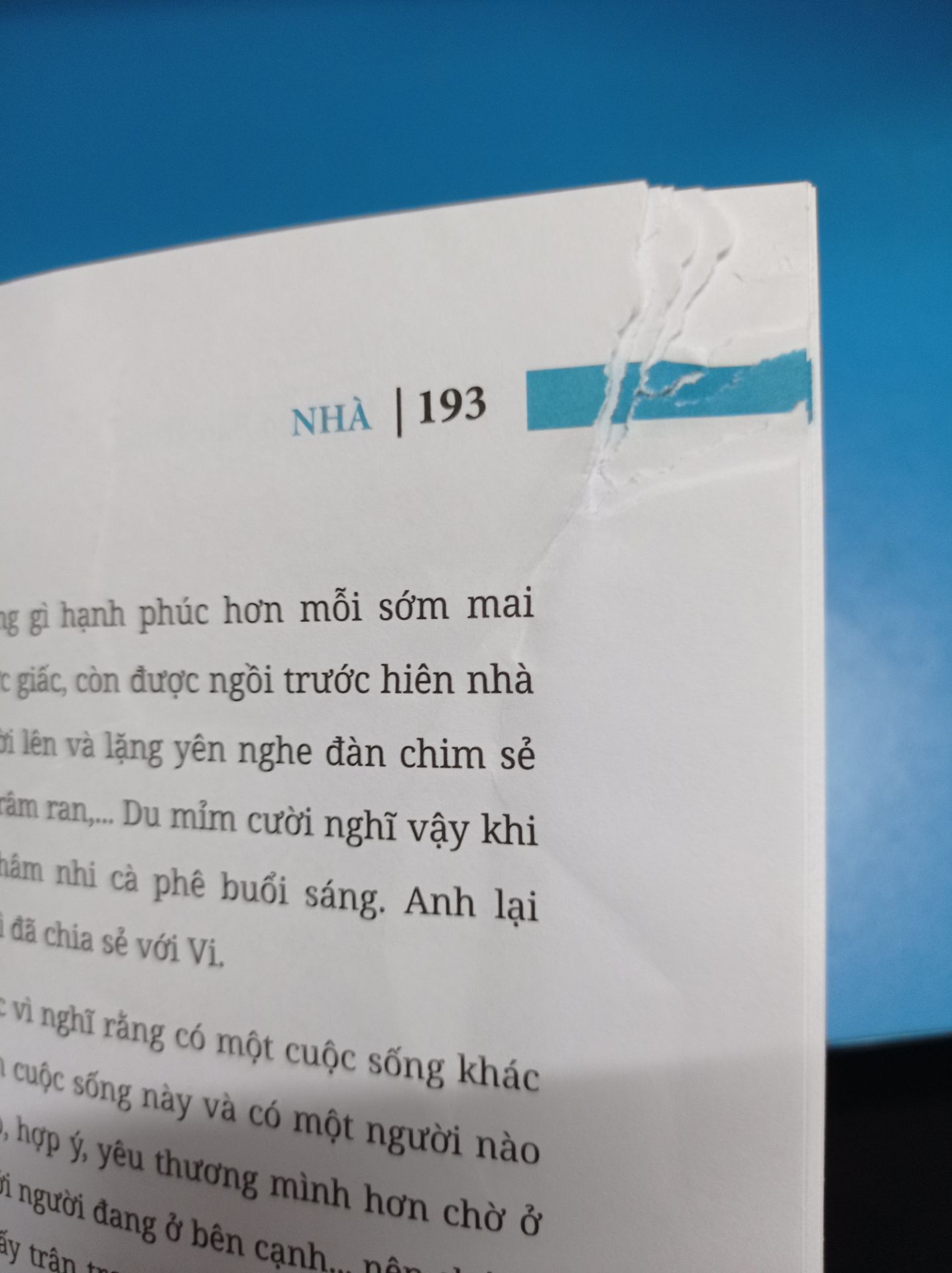 Thật sự rất thất vọng...
Mỗi lần nghĩ đến việc mua sách là phải nhảy ngay lên tiki mua mới an tâm, vậy mà lần này bị shock khi nhận sách luôn :(( vì mình rất thích cuốn này và mua để làm quà nên càng thấy tệ hơn khi nhận hàng.