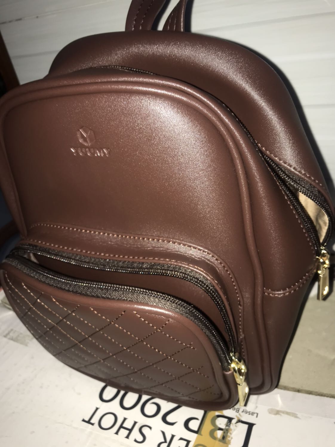 Đóng gói kĩ, ở trong balo nhét giấy giữ được fom balo, balo đẹp , xịn sò ưng cái màu của dây kéo. Rẻ, đẹp