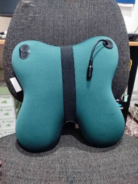 Máy chạy êm lực mát xa mạnh, thiết kế này, khi dùng dễ để lên ghế với nằm lên cũng dễ hơn. Ai bị đau lưng với đau vai gáy thì mua em nhà là thích hợp. Nhiệt hồng ngoại ấm ấm nhẹ kết hợp với mát xa hơi bị êm nha. Chốt.