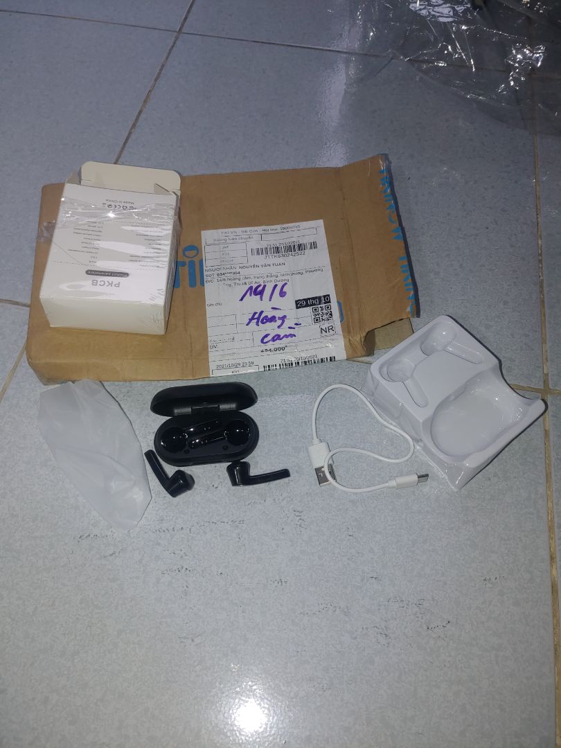 cốc sạc bị lỗi. nhắn tin cho shop k thấy trả lời. tai nghe thì thấy chất lượng hoàn thiện kém.nhựa k chắc chắn. chính hãng Trung Quốc. lần đầu mua tiki cũng như lần cuối. cốc sạc bị lỗi. nhắn tin cho shop k thấy trả lời. tai nghe thì thấy chất lượng hoàn thiện kém.nhựa k chắc chắn. chính hãng Trung Quốc. lần đầu mua tiki cũng như lần cuối.
