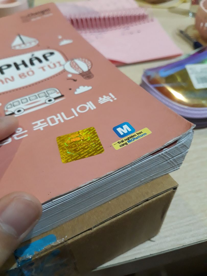 Mình lựa chọn đặt sách trên tiki vì mình mua rất nhiều lần chất lượng sách đều rất tốt và sách còn mới. Lần đầu tiên mình bị trường hợp sách cũ như thế này, bìa cực kì nhăn, mở ra gập vào nhiều, vì bạn mình cần gấp nên mình không có thời gian để đổi hàng. Thật sự không biết tiki lấy hàng từ đâu ra nữa :)))