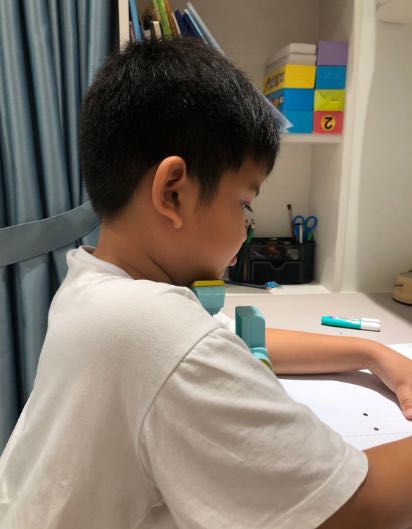 Rất hiệu quả, bé vào dáng chuẩn khi ngồi học nhé, có cái núm xoay giúp thay đổi độ cao rất linh hoạt.