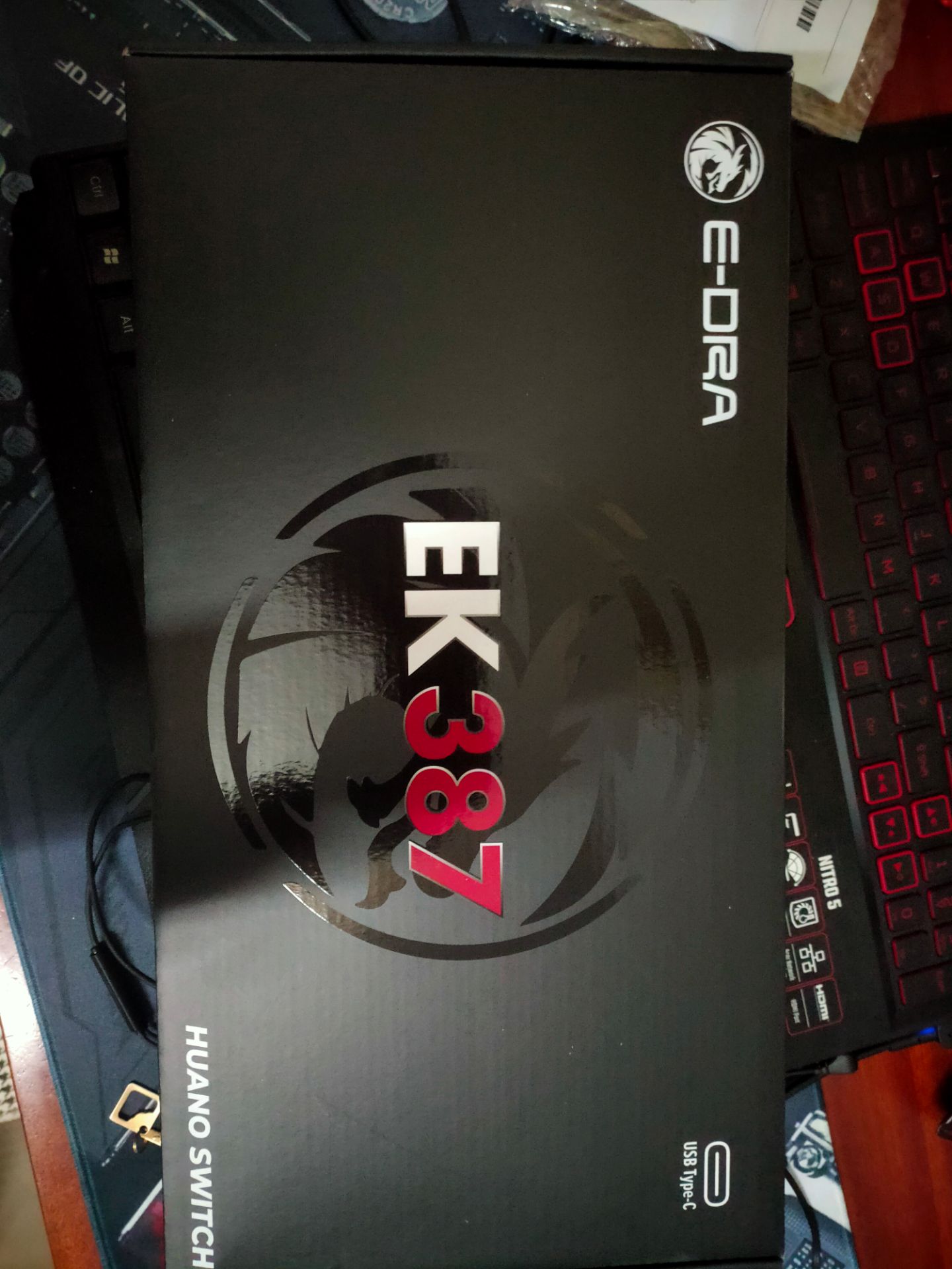 giao hơi lâu 1 tý, đẹp, đầm tay, chắc chắn, cảm giác gõ chưa tốt lắm, có phiếu bảo hành tặng kèm 2 cái khẩu trang. hộp đẹp, không méo mó. sẽ trải nghiệm thêm, hi vọng ko lỗi gì cả.