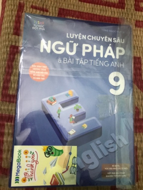Trời ơi sách siuu rẻ luôn ý.. mua ngoài thì bán giá đúng ghi trên bìa nhưng mà mua trên tiki thì đc giảm tận 34k thành ra chỉ mất có 55k thoi nè (phí ship k đáng kể). Nên mua hen. Đặc biệt shop gói hàng tỉ mỉ lắm luôn ý, sách nhẵn bóng, bìa k tỳ vết xước nào quá ưng. Do mình đã lấy ra xem rồi và cất lại nên có vẻ trông hơi xấu chút xí. Shop có thư ngỏ lời cảm ơn,.. thực sự thì quá umee.