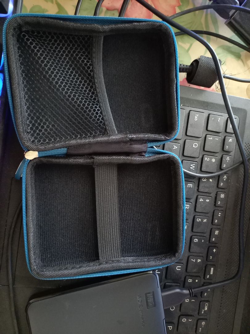 Sản phẩm đúng như hình, truyền dữ liệu nhanh. Đóng gói đẹp, đầy đủ tem mác, chống sốc, giao hàng nhanh. Được tặng vỏ đựng ổ cứng.