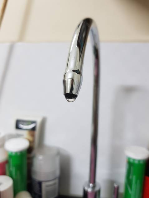 Vòi đẹp, phụ kiện rất ok, tuy nhiên vẫn còn bị nhiễu nước, dù đã khóa. Vòi cũ mình cũng bị vậy nên mới thay, mà thay vô thì vẫn bị. Lâu lâu mới nhiễu 1 giọt, nhưng nó ko kính hoàn toàn.