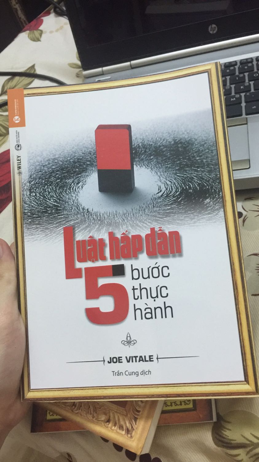 Mua sách bên tiki lúc nào mình cũng yên tâm hết rồi, sách mới k bị nhăn hay bị dơ gì cả, nhưng kì này mik k thích thái độ giao hàng bên tiki mình đã ghi trên địa chỉ cần giao mà vẫn gọi là nhận hàng đc ở đâu? Câu đầu tiên là hỏi z r thái độ khó chịu nên mình k thích chỉ muốn góp ý cho dịch vụ tiki tốt hơn thôi, lúc trc có chị giao hàng cho mình rất dễ thương