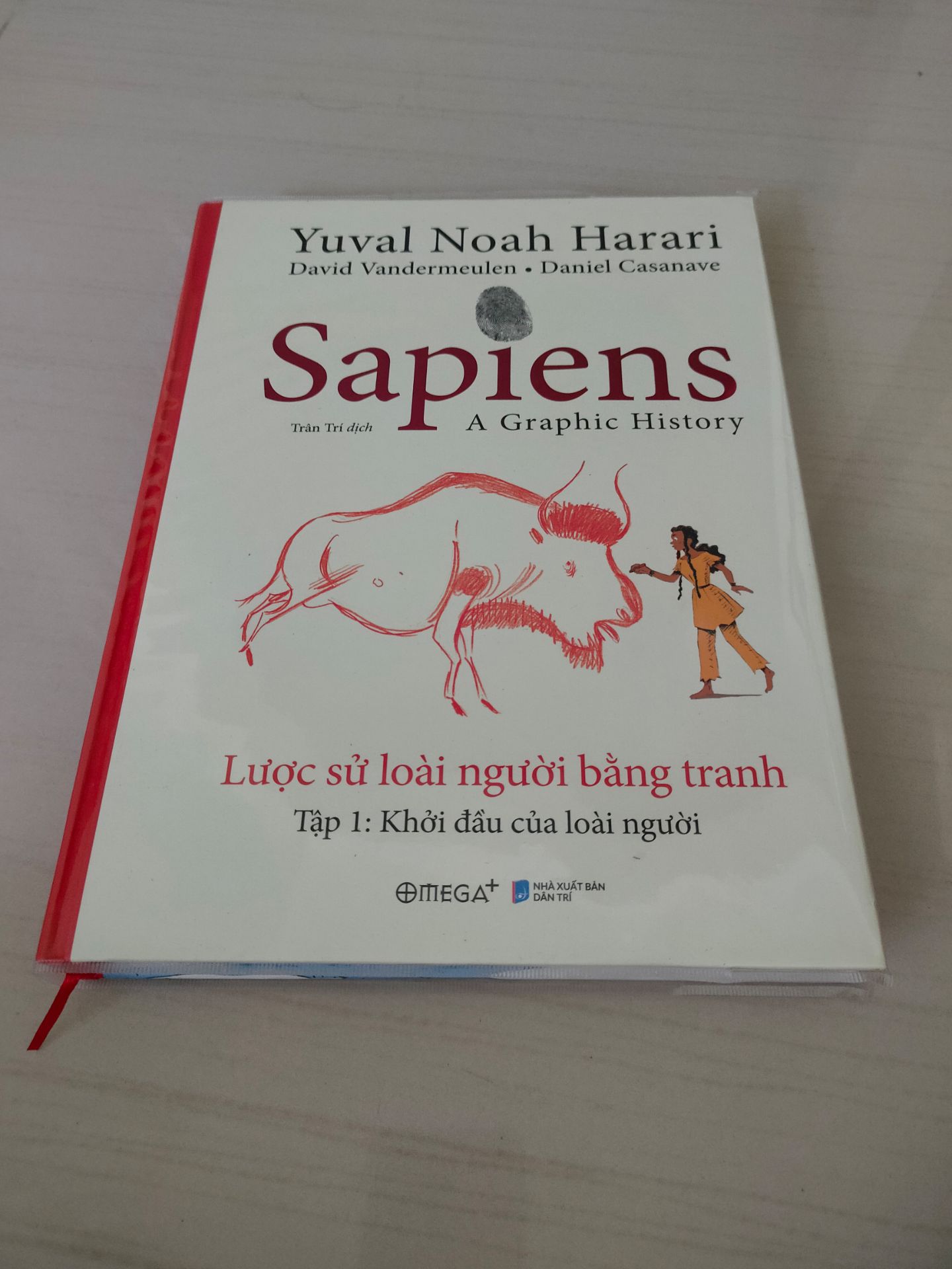 Một cuốn sách cực kỳ hay và thú vị!
Tình cờ biết đến cuốn sách này trên *** của Omega+ nhưng phải đợi đến dịp sale mạnh của Tiki mới đặt mua. 
Mình rất thích các sản phẩm của Omega+. Lược sử loài người bằng tranh tập 1 này về hình thức rất đẹp và ưa nhìn, rất phù hợp với trẻ em từ 10 tuổi trở lên bắt đầu tìm hiểu về khoa học và lịch sử. Nội dung mình chưa đọc hết nhưng mới đọc những trang đầu thấy cũng rất hấp dẫn.
Điểm cộng lần này của Tiki là giao hàng cực kỳ nhanh, đóng gói cẩn thận, chu đáo. Mong Tiki tiếp tục phát huy trong những lần tiếp theo.
Cả Omega+ và Tiki lần này đều làm mình rất hài lòng. Cảm ơn các bạn!