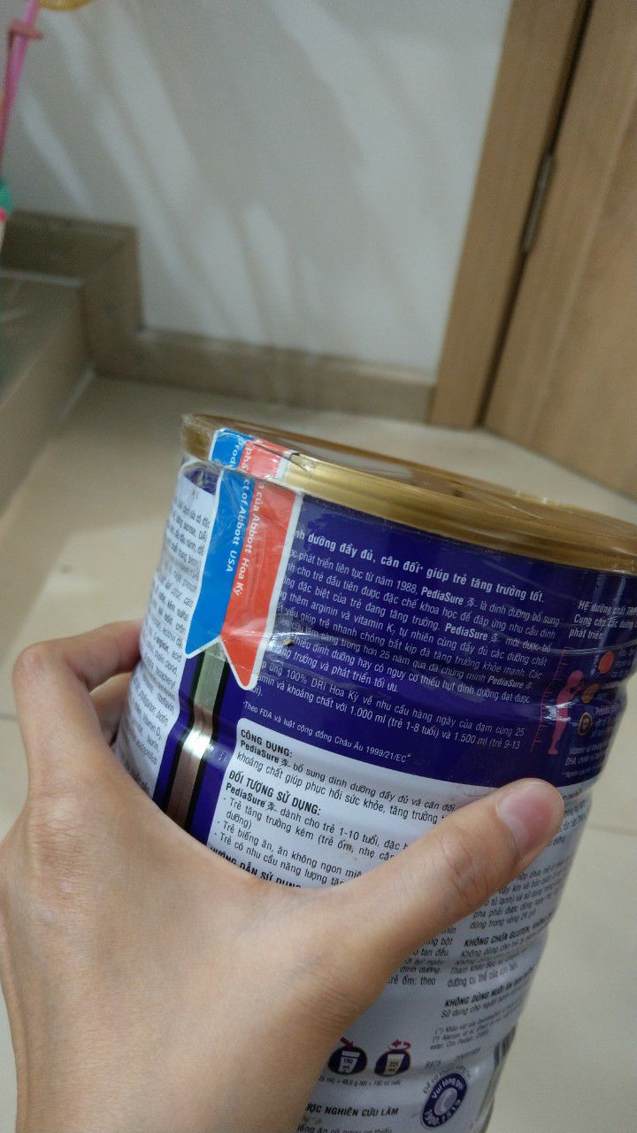 không hài lòng chút nào,  sữa giao đã bị khui rách tem,  sau đó dán băng keo lại,  như vậy liệu là bỏ sữa khác vào trong?  chất lượng sp như vậy không thể hài lòng được,  vui lòng đổi hàng hoặc trả tiền lại trong thời gian sớm nhất.