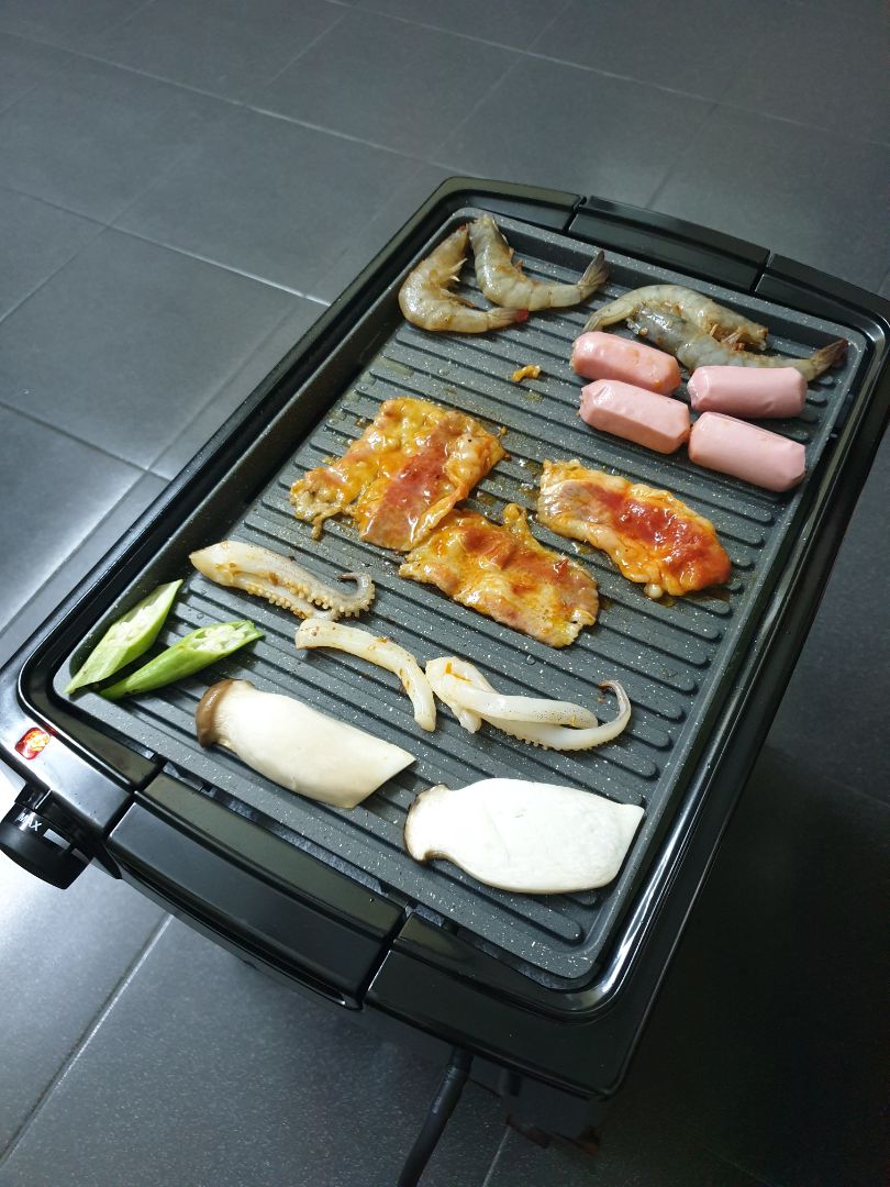 Ưng quá nên mình phải review ngay. Mặt nướng đá chống dính rất tốt, nướng khói rất ít, bếp nóng đều đủ sẽ điều chỉnh nhiệt độ giữ đồ ăn không khét, không dính vào mặt bếp. Mình ban đầu chỉ ngại công đoạn rửa, nhưng thao tác rất dễ. Chỉ cần để mặt bếp nguội, dội qua nước là mỡ và thức ăn thừa sẽ trôi hết, sau đó rửa nhẹ nhàng. Khay đựng mỡ cũng không dây bẩn ra phần dây dẫn nhiệt, rửa mặt bếp và khay mỡ xong chỉ cần lau bếp bằng khăn giấy ướt cho sạch vết mỡ bắn là được