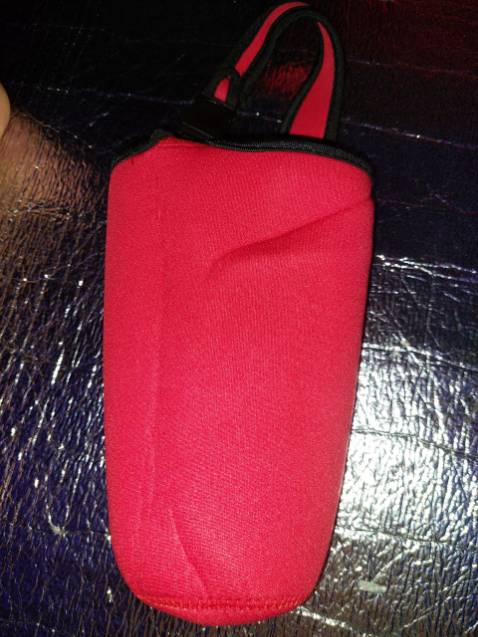 Bề mặt rất nhám, Không trơn, hai bên hông thiết kế hơi lỏm vào trong nên cầm rất chắc tay và không sợ rớt. Cho đá vào thì 24h sau đá vẫn còn 2/3 hoặc 1/2. Giữ lạnh tốt uống rất thoải mái. Còn đồ nóng thì chưa test. Mình mua thêm túi này định xài cho ly giữ nhiệt. AI ngờ cũng chắc và xài tốt cho bình. Hơi rộng phần đầu do cái này cho  lý giữ nhiệt 900ml mà . này: https://tiki.vn/product-p38666608.html?spid=38666609