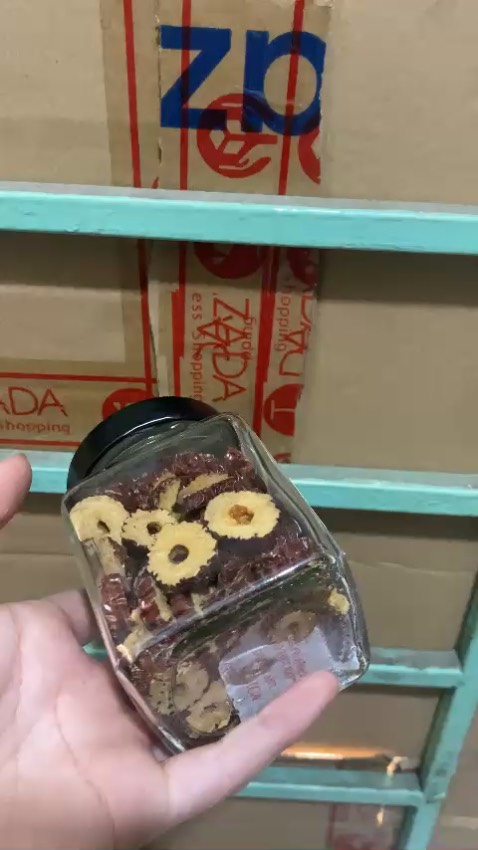 Quà ổnnnnnnnnnnnn trong tầm giá, dây xách hơi lỏng một chút. Shop giao đủ hàng, về mn tự ráp lại theo khung. Nhưng nhìn chung là để xách đi tặng là hợp lý nhé mọi ngườiiiiiiiiiiiiii.