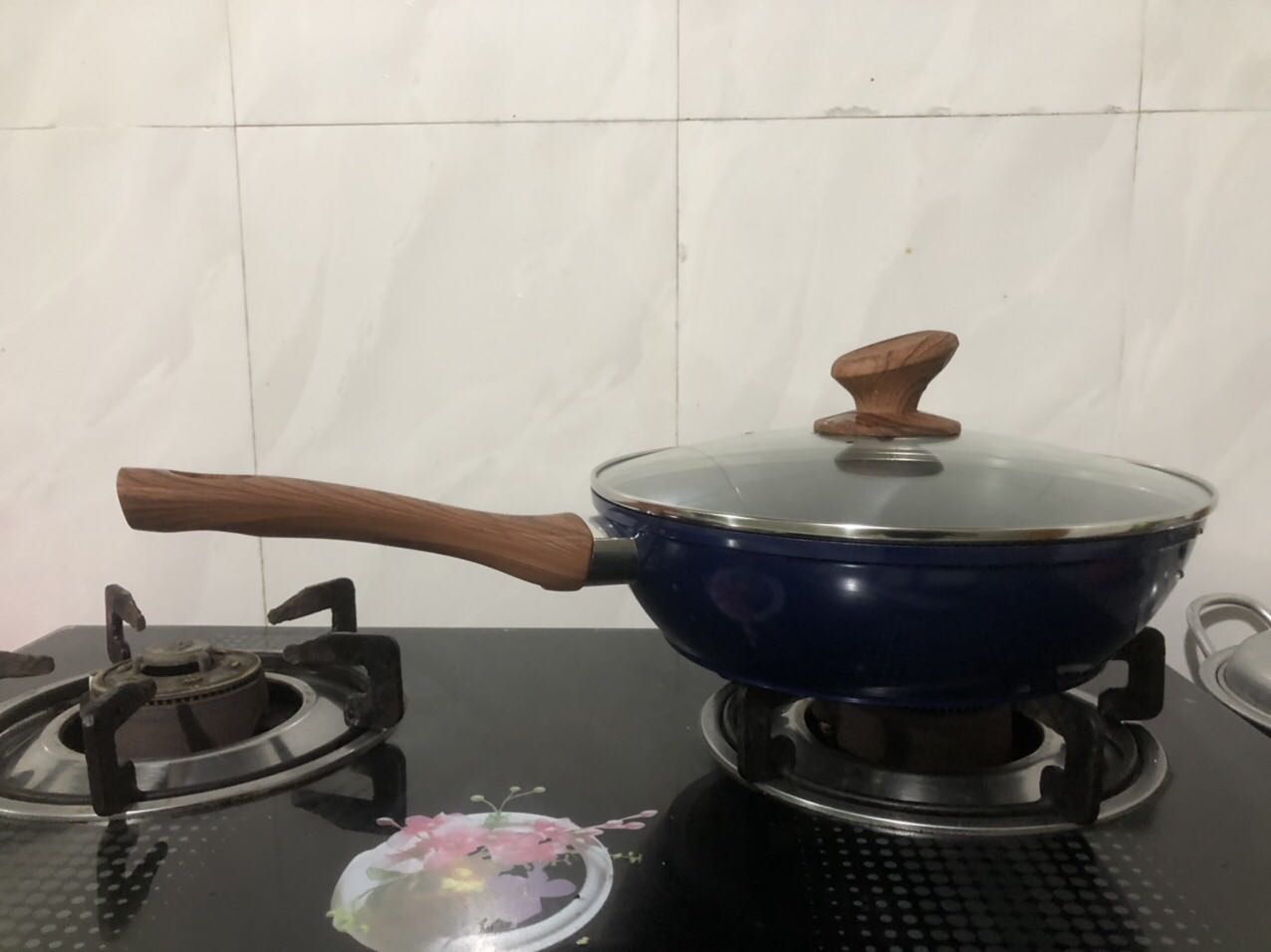 Sản phẩm giao nhanh, đóng gói chắc chắn
Chảo cầm nặng tay, nắp kinh nặng vừa tay ko bị phụt hơi nước. Mình mua size 26cm nhưng chảo sâu lòng hơn những loại khác nên thể tích lớn hơn hẳn. Mình rất thích