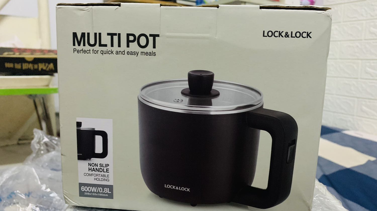 Sản phẩm giao khá nhanh trong mùa dịch, delay so với báo trên tiki lệch 2 ngày, cũng k đáng kể, trải nghiệm thử thì nấu nước sôi và nấu mì khá nhanh, 5ph là sôi sùng sục, chưa thử với nấu lẩu, sẽ từ từ thử sau, nồi cầm nhỏ gọn rất thích, phù hợp ăn 1-2 người, có khay hấp trứng tặng kèm, bao bọc kĩ càng, cám ơn shop nhé