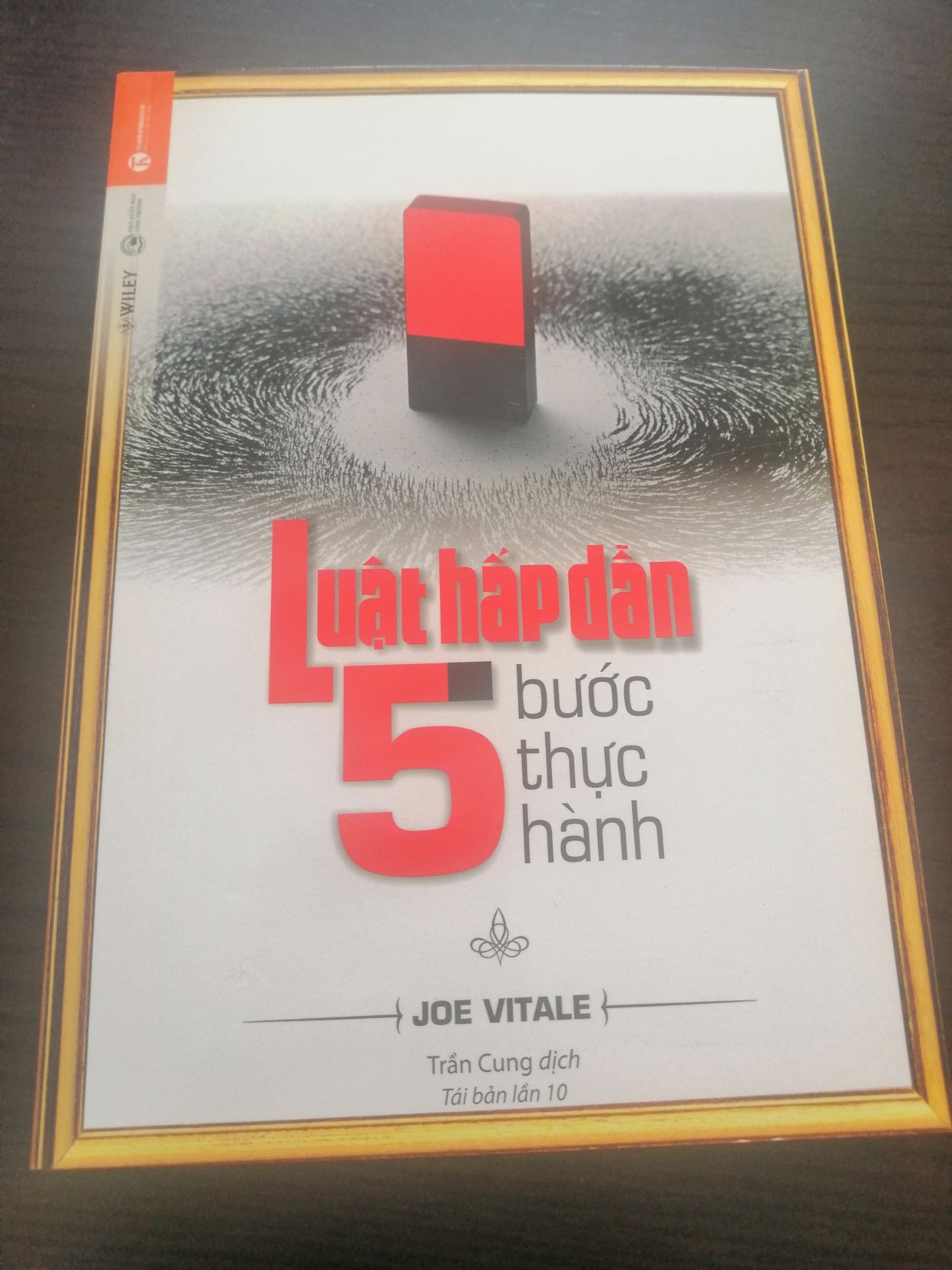 Mình đặt TIKINOW, giao hàng rất đúng giờ.
Sách viết về LUẬT HẤP DẪN có hướng dẫn thực hiện rất rõ ràng và chi tiết để thực hiện nhưng mình khuyên cách bạn nên đọc Ngừoi Nam Châm trứơc khi vô cuốn này, để có sơ sơ kiến thức về luật hấp dẫn rồi mới thực hành.