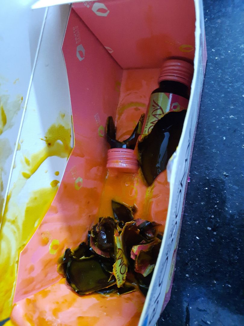 Đơn hàng của tôi mã TK931748327 bị vỡ mất 2 lọ, chảy ướt hết cả hộp sp. Đề nghị tiki giải quyết giúp tôi ạ.