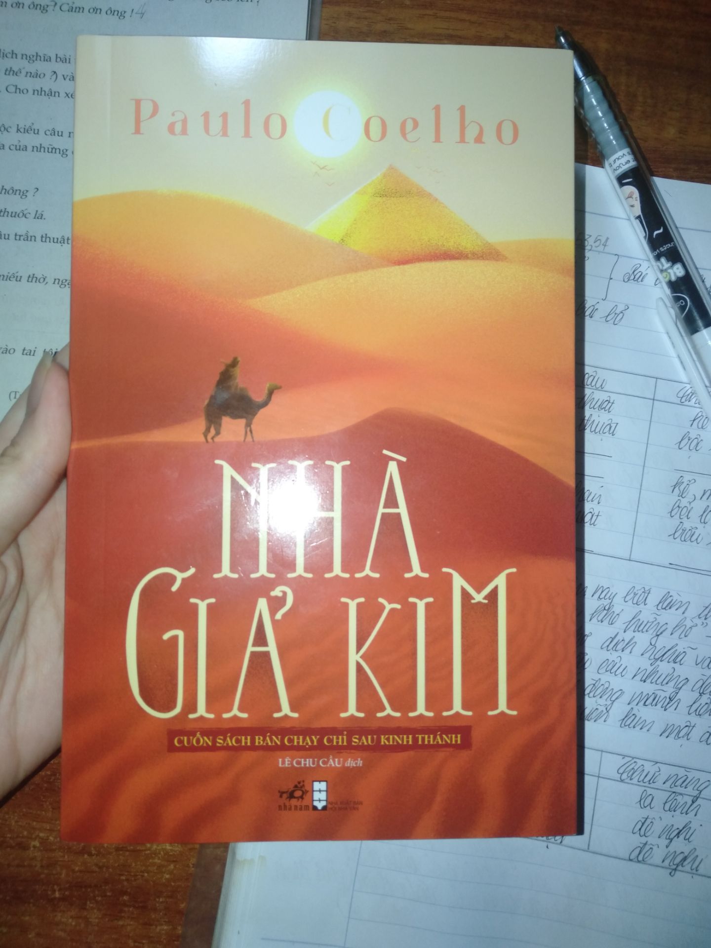 Sách rất ý nghĩa, đọc rồi mới biết tại sao nó laii bán chạy đến vậy, hình thức cũng rất đẹp, shop bọc rất cẩn thận, không có gì để chê hết❤️
