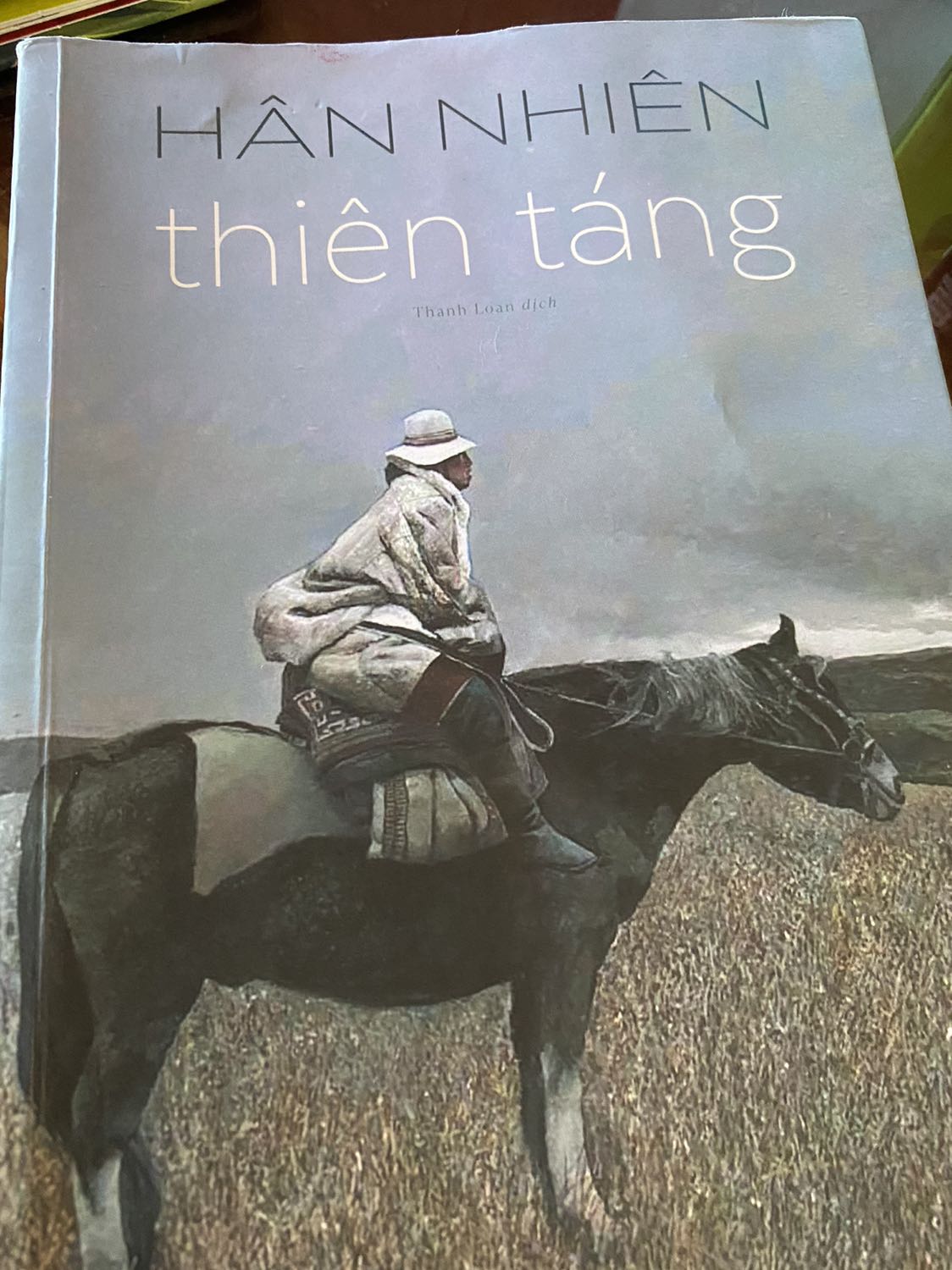 Một câu chuyện thật sự rất cảm động về tình yêu mà mình đã đọc.
Đọc các phóng tác của Nguyên Phong về tôn giáo tây tạng à cuốn sách này đã giúp mình hiểu hơn về đất nước đăch biệt này: không khái niệm thời gian, tách biệt với thế giới, tôn giáo và tâm linh là thứ tồn tại duy nhất ở nơi này…
Đọc tác phẩm mình không khỏi ám ảnh bởi tư duy Tây Tạng, phong tục Tây Tạng và nhất là tình yêu chân thành, mãnh liệt mà Thư Văn dành cho Khả Quân!
1 vấn đề nữa đặt ra cho người đọc chính là những bất hạnh mà chiến tranh, giai cấp gây ra…
Đọng lại tác phẩm là 1 giai điệu buồn đầy suy ngẫm và sự tò mò về kiếp người…
