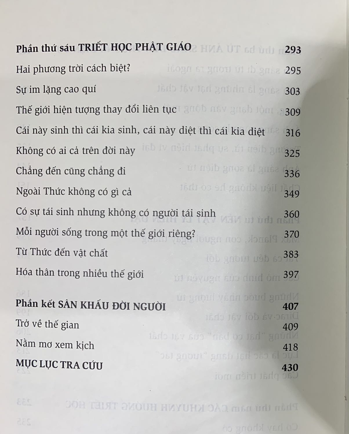 Sách đi từ triết học nỗ lực truy tìm tự tính của thế giới khách quan, qua vật lý cơ giới, nguyên tử, hạ nguyên tử, đến vật lý cơ học lượng tử, với việc mô tả một số lý thuyết cố gắng bao trùm thuyết tương đối và cơ học lượng tử: đa vũ trụ, đa nhân cách, siêu đối xứng, siêu dây (siêu võng), ảnh chiếu, vật chất tối. Nền tảng triết lý của khoa học đi từ tư duy duy vật/chủ nghĩa duy thực, sang duy tâm siêu nghiệm của Kant - nền tảng cho chủ thuyết công cụ của khoa học hiện đại, khi mà khoa học chấp nhận thất bại truy tìm tự tính.
Phần cuối giải thích sự phù hợp của triết lý Phật giáo trong việc giải thích những điều bỏ ngỏ/không giải thích được trong vật lý hiện đại, mà đặc biệt là "vạn vật tính Không". Đặc biệt giải thích Nghiệp lực ở cuối sách. Sách đi từ triết học nỗ lực truy tìm tự tính của thế giới khách quan, qua vật lý cơ giới, nguyên tử, hạ nguyên tử, đến vật lý cơ học lượng tử, với việc mô tả một số lý thuyết cố gắng bao trùm thuyết tương đối và cơ học lượng tử: đa vũ trụ, đa nhân cách, siêu đối xứng, siêu dây (siêu võng), ảnh chiếu, vật chất tối. Nền tảng triết lý của khoa học đi từ tư duy duy vật/chủ nghĩa duy thực, sang duy tâm siêu nghiệm của Kant - nền tảng cho chủ thuyết công cụ của khoa học hiện đại, khi mà khoa học chấp nhận thất bại truy tìm tự tính.
Phần cuối giải thích sự phù hợp của triết lý Phật giáo trong việc giải thích những điều bỏ ngỏ/không giải thích được trong vật lý hiện đại, mà đặc biệt là "vạn vật tính Không". Đặc biệt giải thích Nghiệp lực ở cuối sách.