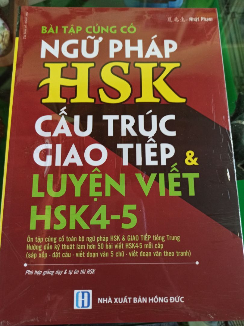 Thứ nhất E thấy cái bìa sách không giống với hình nhà bán bán. Thứ 2, sách giá gốc in trên bìa là 300k, không giống như nhà bán để là 399k. Làm lúc mua mình đi so sánh thấy 2 chỗ bán cùng giá mà s giá gốc n để khác nhau mà các bìa giống khoảng 90%, khác chỗ tác giả, "Một sự kết hợp của Trương Quân - Nhật Phạm" và "夏北生-Nhật Phạm". mình không biết hai cuốn này là 1 hay là 2 cuốn khác nhau nên lúc mua đã phân vân. nếu khác nhau thì có nghĩa là mình đã bị ***. còn giống nhau thì k có gì. Tóm lại làm tốn một mớ time đi so sánh 2 cuốn này r mới mua với lại nhà sách nên để lại giá nha, 300k vs 399k n khác nhau xa lắm :)).