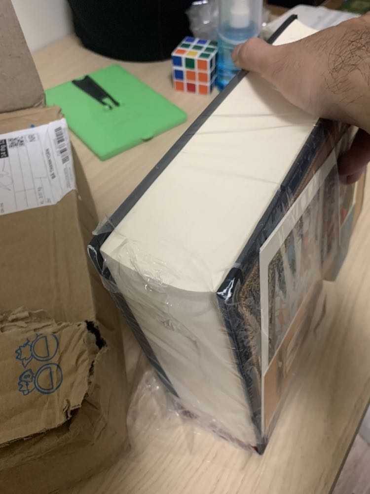 Chất lượng đóng gói của tiki siêu tệ. Và đây là vấn đề không phải chỉ xảy ra 1 lần. Lần này thì mình chính thức nghỉ chơi với tiki. Một quyển sách dày nặng nhưng không hề có mút chống sốc. Góc sách bị mẻ nặng. Mình không còn lời nào để tả về chất lượng đóng gói của tiki, quá tệ.