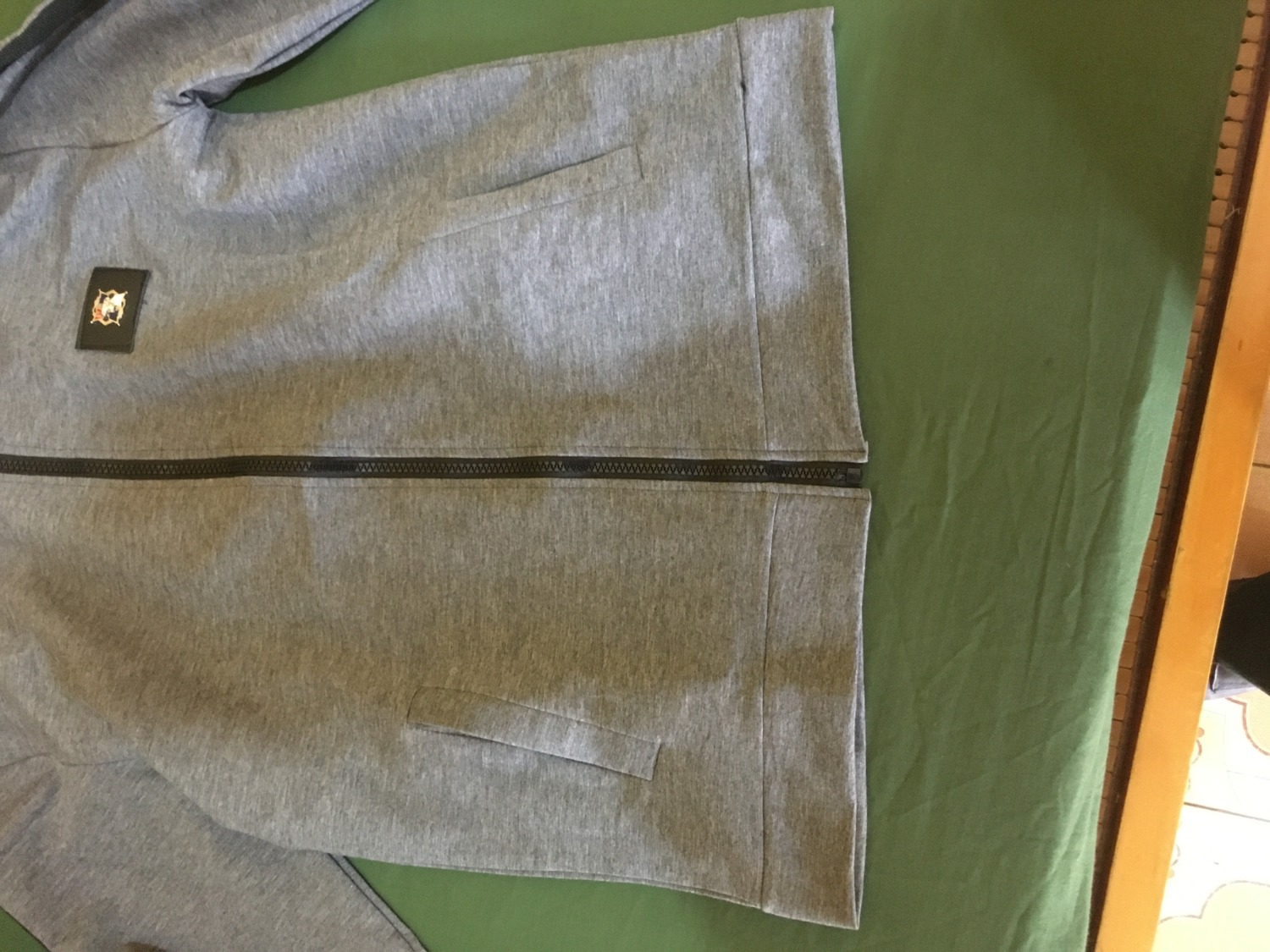 Không giống với sản phảm mô tả, phần cổ tay và phần dưới cùng của áo không có thun bó! yêu cầu tiki phối hợp với bên bán hàng giao lại đúng sản phẩm cho tôi. cảm ơn./.