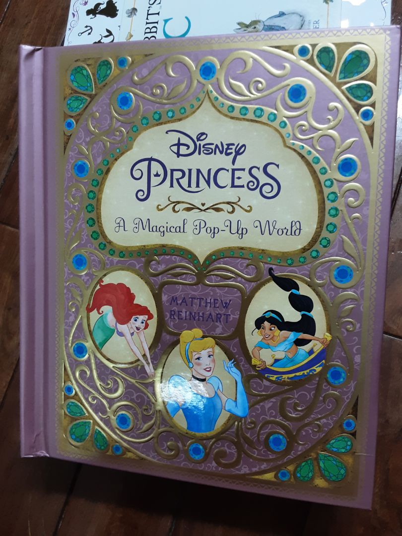 Sách đẹp mỹ mãn, từ bìa cứng in các đường hoa văn nổi vàng bóng cho đến các cảnh pop up phức tạp bên trong. Nội dung sách cũng phong phú, chi tiết, giới thiệu về các nàng công chúa Disney. Bé gái 3 tuổi nhà mình rất thích, nhất là cảnh lâu đài, bé ngó vào hoặc lấy tay sờ rất vui. Mình rất hài lòng với sản phẩm này.
