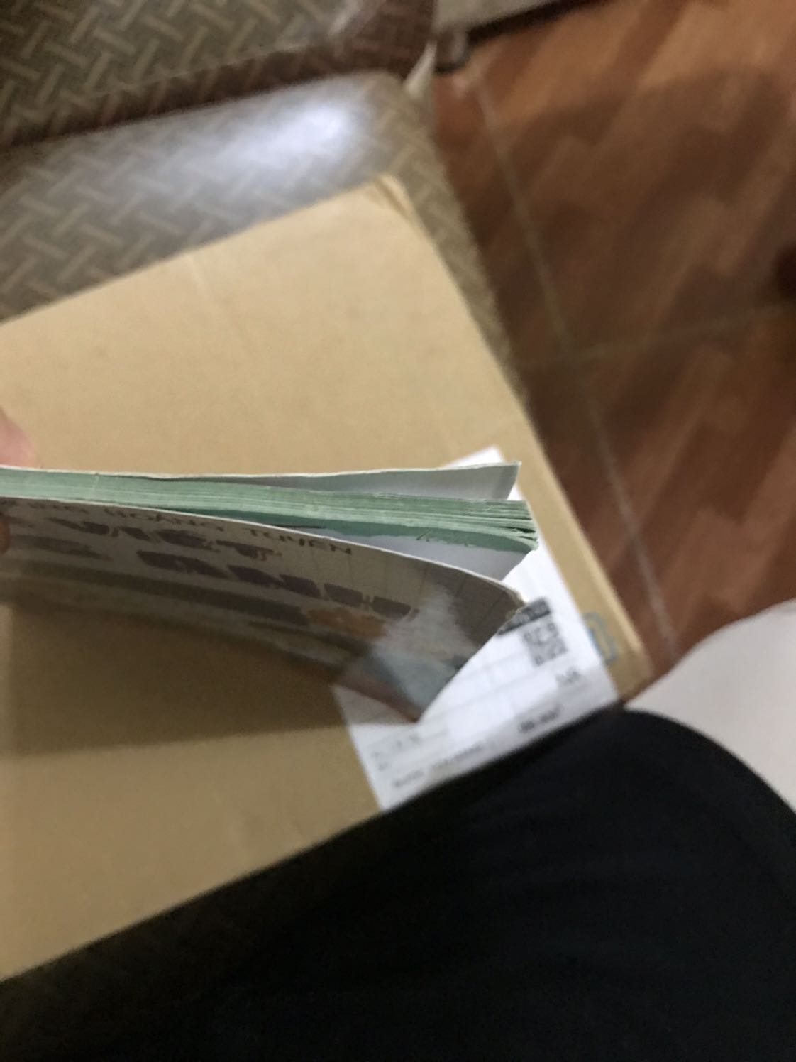 Mình ko bàn về chất lượng cuốn tập viết này nhưng khi nhận đc sản phẩm mà viền bị quăn lên, ko còn mới là đã ko ưng ý rồi! Còn 1 lớp bụi trên mặt sách mình phải lấy khăn lau đi mới sạch, thật sự lần này mua sách trên tiki thấy thất vọng nvay